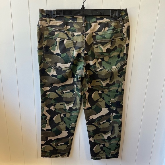 Venus Camo Cropped Jeans, Size 2 - Picture 3 of 8